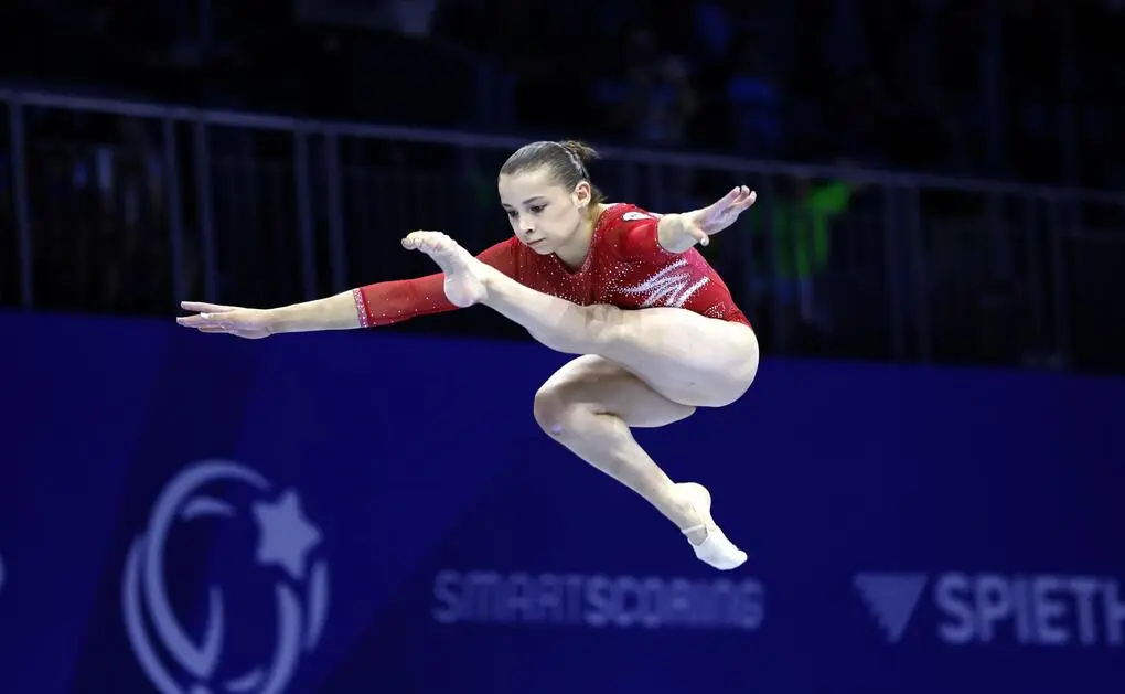 FOTOGRAFÍA. ZAGREB (CROACIA), 16 DE AGOSTO DE 2026. Rusia, campeona de Europa de gimnasia artística femenina. La rusa Anna Kalmykova en acción durante la final por equipos de los Europeos de gimnasia artística de Zagreb. Efe
