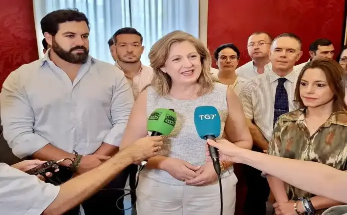 Sánchez Hemos demostrado que VOX es útil, Granada, Beatriz Sánchez Agustino FOTOGRAFÍA. GRANADA (ANDALUCÍA) ESPAÑA, 31 DE JULIO DE 2026. Sánchez: Hemos demostrado que VOX es útil. El Pleno del Ayuntamiento de Granada ha tomado conocimiento de la renuncia al acta de Beatriz Sánchez Agustino (c), hasta hoy portavoz de VOX en el consistorio, para centrarse en sus nuevas responsabilidades como diputada en el Parlamento de Andalucía. Lasvocesdelpueblo (Ñ Pueblo)