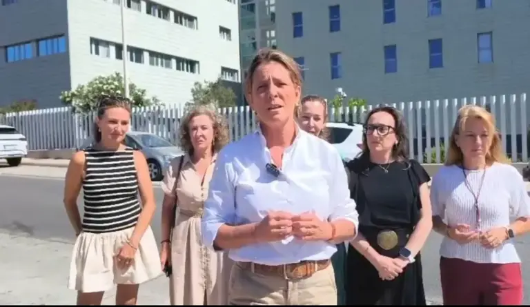 FOTOGRAFÍA. CEUTA (ESPAÑA), 04 DE AGOSTO DE 2026. Portavoz de Sanidad: Los inmigrantes ilegales han colapsado el servicio sanitario en Ceuta. La portavoz nacional de Sanidad de VOX, María Elisa García Fúster, ha visitado este martes Ceuta, donde ha advertido de las consecuencias que, en su opinión, está teniendo la invasión de inmigrantes ilegales en la ciudad autónoma. Lasvocesdelpueblo Ñ Pueblo)