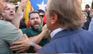 FOTOGRAFÍA. BARCELONA (ESPAÑA), 17 DE AGOSTO DE 2026.El portavoz de VOX en el Parlament de Catalunya y presidente del Comité Ejecutivo Provincial de VOX en la provincia de Barcelona, Joan Garriga Doménech; acompañado por el presidente del Grupo Municipal de VOX en el Ayuntamiento de Barcelona y coordinador de VOX en la ciudad de Barcelona, Gonzalo de Oro-Pulido Plaza; ha participado este lunes en el homenaje a las víctimas de los atentados del 17 de agosto de 2017 (17-A) en Barcelona, donde ha mostrado su apoyo y recuerdo a las víctimas y sus familiares y ha denunciado que durante el acto institucional "no se ha nombrado en ningún momento a los culpables". Lasvocesdelpueblo (Ñ Pueblo)