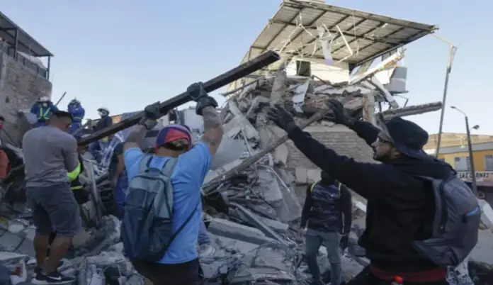 FOTOGRAFÍA. PEREIRA (COLOMBIA), 11 DE AGOSTO DE 2026. Terremoto Colombia: 181 fallecidos, 2.595 heridos, 195 desaparecidos y 1.136 viviendas destruidas. Detalle de varias personas entre los edificios y casas afectadas este martes, tras un terremoto de magnitud 7,4 que sacudió al país, en Pereira (Colombia). Efe