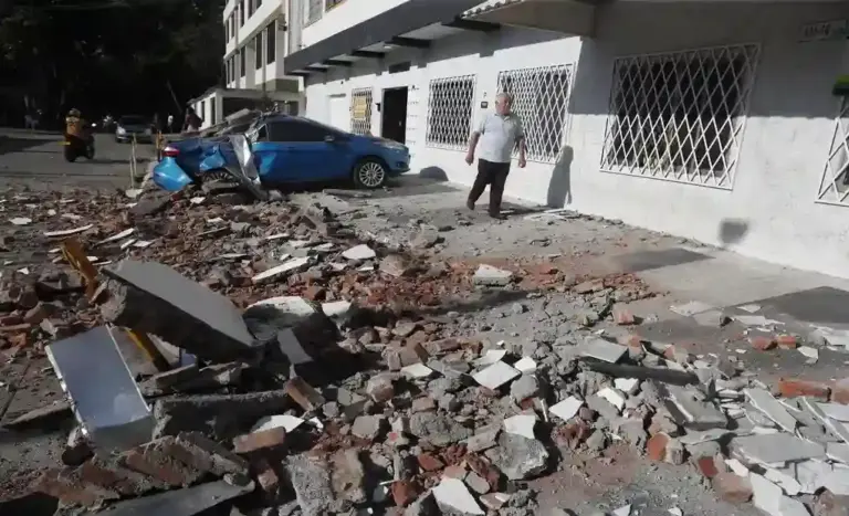 FOTOGRAFÍA. CALI (COLOMBIA), 10 DE AGOSTO DE 2026. Terremoto Colombia: 24 fallecidos y 20 edificios colapsados en Cali. Vista general de los escombros causados por el fuerte terremoto de magnitud 7,4 que sacudió a buena parte de Colombia, este 10 de agosto. Efe
