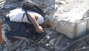 FOTOGRAFÍA. CALI (COLOMBIA), 10 DE AGOSTO DE 2026. Terremoto Colombia: 24 fallecidos y 20 edificios colapsados en Cali. Un hombre fue captado este 10 de agosto al buscar entre los escombros de un edificio colapsado en Cali (Colombia), luego del fuerte terremoto de magnitud 7,4 que sacudió a buena parte del país suramericano. Efe