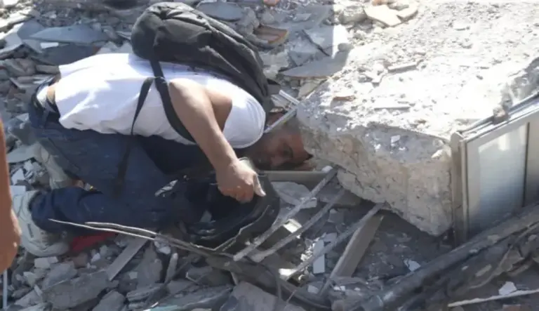 FOTOGRAFÍA. CALI (COLOMBIA), 10 DE AGOSTO DE 2026. Terremoto Colombia: 24 fallecidos y 20 edificios colapsados en Cali. Un hombre fue captado este 10 de agosto al buscar entre los escombros de un edificio colapsado en Cali (Colombia), luego del fuerte terremoto de magnitud 7,4 que sacudió a buena parte del país suramericano. Efe