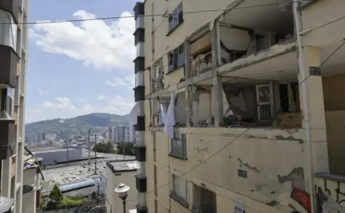 Terremoto Colombia 273 muertos, 3.824 heridos y 377 desaparecidos (1) FOTOGRAFÍA. MONIZALES (COLOMBIA), 13 DE AGOSTO DE 2026. Terremoto Colombia: 273 muertos, 3.824 heridos y 377 desaparecidos. Fotografía que muestra este jueves viviendas afectadas por el terremoto del pasado lunes, en el barrio Milán, en la Zona G de Manizales (Colombia). Efe