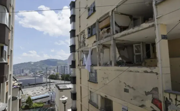 FOTOGRAFÍA. MONIZALES (COLOMBIA), 13 DE AGOSTO DE 2026. Terremoto Colombia: 273 muertos, 3.824 heridos y 377 desaparecidos. Fotografía que muestra este jueves viviendas afectadas por el terremoto del pasado lunes, en el barrio Milán, en la Zona G de Manizales (Colombia). Efe
