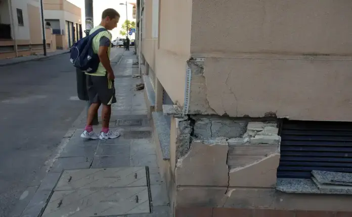 Terremoto Granada 32 calles y zonas que continúan afectadas FOTOGRAFÍA. LAS GABIAS (GRANADA) ANDALUCÍA (ESPAÑA), 22 DE AGOSTO DE 2026. Un hombre observa desperfectos causados en Las Gabias después de diferentes temblores en dicha localidad de Granada. Efe