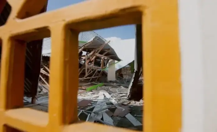 FOTOGRAFÍA. MBAY (INDONESIA), 15 DE AGOSTO DE 2026. El español Santiago en Indonesia: Nos cayeron trozos de techo en la cabeza. Vista de una casa dañada tras un terremoto de magnitud 7,7 en Mbay (Nagekeo), en la provincia de Nusa Tenggara Oriental, Indonesia, este sábado 15 de agosto de 2026. Efe