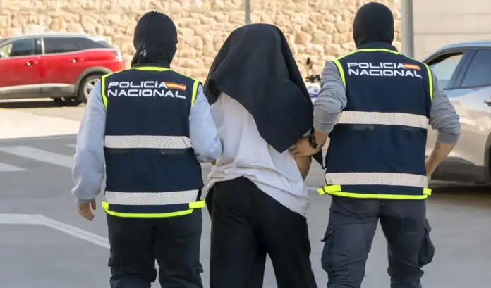 Terrorismo islamista España Expulsados 9 imanes y condenado el 70 % de arrestados FOTOGRAFÍA. MELILLA (ESPAÑA), 17 DE ABRIL DE 2026. Terrorismo islamista España: Expulsados 9 imanes y condenado el 70 % de arrestados. En la imagen, efectivos del Cuerpo nacional de la Policía actuando contra el terrorismo islamista durante una operación antiyihadista en Melilla, ciudad autónoma de España. Efe