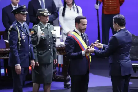FOTOGRAFÍA. CALI (COLOMBIA), 07 DE AGOSTO DE 2026.- El abogado y patriota presidente electo de Colombia, Abelardo Gabriel de la Espriella Otero (El Tigre) (i); reacciona tras jurar como presidente de Colombia para el periodo 2026-2030, este viernes en Cali (Colombia). "Juro a Dios y prometo al pueblo cumplir fielmente la Constitución y las leyes de Colombia", dijo De la Espriella al jurar ante el presidente del Congreso de los Diputados de Colombia, Honorio Miguel Henríquez Pinedo (Honorio Henríquez) (d); quien acto seguido le impuso la banda presidencial. Efe