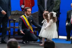FOTOGRAFÍA. CALI (COLOMBIA), 07 DE AGOSTO DE 2026.- El abogado y patriota presidente electo de Colombia, Abelardo Gabriel de la Espriella Otero (El Tigre); saluda a una de sus hijas, durante la ceremonia de investidura como presidente de Colombia para el periodo 2026-2030, este viernes en Cali (Colombia). "Juro a Dios y prometo al pueblo cumplir fielmente la Constitución y las leyes de Colombia", dijo El Tigre al jurar ante el presidente del Congreso de los Diputados de Colombia, Honorio Miguel Henríquez Pinedo (Honorio Henríquez), quien acto seguido le impuso la banda presidencial. Efe