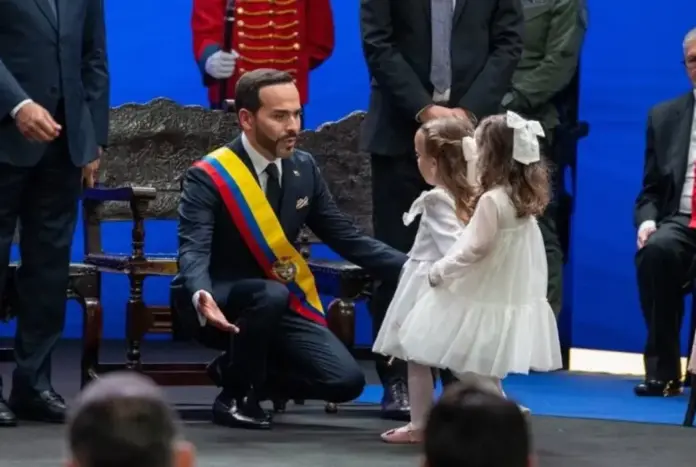 Toma de posesión de El Tigre y del vicepresidente José Manuel Restrepo Abondano, presidente y vicepresidente de Colombia, Abelardo Gabriel de la Espriella Otero (El Tigre) (6) FOTOGRAFÍA. CALI (COLOMBIA), 07 DE AGOSTO DE 2026.- El abogado y patriota presidente electo de Colombia, Abelardo Gabriel de la Espriella Otero (El Tigre); saluda a una de sus hijas, durante la ceremonia de investidura como presidente de Colombia para el periodo 2026-2030, este viernes en Cali (Colombia). "Juro a Dios y prometo al pueblo cumplir fielmente la Constitución y las leyes de Colombia", dijo El Tigre al jurar ante el presidente del Congreso de los Diputados de Colombia, Honorio Miguel Henríquez Pinedo (Honorio Henríquez), quien acto seguido le impuso la banda presidencial. Efe