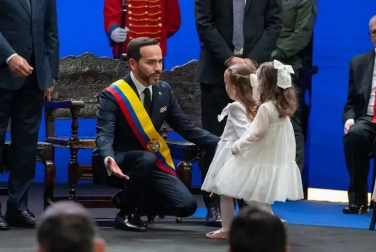 FOTOGRAFÍA. CALI (COLOMBIA), 07 DE AGOSTO DE 2026.- El abogado y patriota presidente electo de Colombia, Abelardo Gabriel de la Espriella Otero (El Tigre); saluda a una de sus hijas, durante la ceremonia de investidura como presidente de Colombia para el periodo 2026-2030, este viernes en Cali (Colombia). "Juro a Dios y prometo al pueblo cumplir fielmente la Constitución y las leyes de Colombia", dijo El Tigre al jurar ante el presidente del Congreso de los Diputados de Colombia, Honorio Miguel Henríquez Pinedo (Honorio Henríquez), quien acto seguido le impuso la banda presidencial. Efe