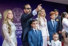 FOTOGRAFÍA. CALI (COLOMBIA), 07 DE AGOSTO DE 2026.- El abogado y patriota presidente electo de Colombia, Abelardo Gabriel de la Espriella Otero (El Tigre); llega al acto de su toma de posesión acompañado de su esposa, Ana Lucía Pineda Aruachán, y sus cuatro hijos, todos menores de edad para jurar como presidente de Colombia para el periodo 2026-2030, este viernes en Cali (Colombia). "Juro a Dios y prometo al pueblo cumplir fielmente la Constitución y las leyes de Colombia", dijo De la Espriella al jurar ante el presidente del Congreso de los Diputados de Colombia, Honorio Miguel Henríquez Pinedo (Honorio Henríquez), quien acto seguido le impuso la banda presidencial. Lasvocesdelpueblo (Ñ Pueblo)
