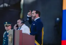 FOTOGRAFÍA. CALI (COLOMBIA), 07 DE AGOSTO DE 2026.- El abogado y patriota presidente de Colombia, Abelardo Gabriel de la Espriella Otero (El Tigre) (c), habla durante su primer discurso como mandatario, donde manifestó que el país necesita una "regeneración económica que fortalezca la iniciativa privada, la inversión, la confianza y el empleo digno", este viernes en Cali (Colombia). Momentos antes: "Juro a Dios y prometo al pueblo cumplir fielmente la Constitución y las leyes de Colombia", dijo El Tigre al jurar ante el presidente del Congreso de los Diputados de Colombia, Honorio Miguel Henríquez Pinedo (Honorio Henríquez). Lasvocesdelpueblo (Ñ Pueblo)