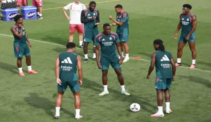 Tres de los nuevos fichajes del Real Madrid titulares contra el Espanyol FOTOGRAFÍA. FECHA Y LUGAR RELACIONADOS CON EL CONTENIDO: CORNELLÁ DE LLOBREGAT (BARCELONA) ESPAÑA, 22 DE AGOSTO DE 2026. Tres de los nuevos fichajes del Real Madrid titulares contra el Espanyol. EL jugador del Real Madrid Ibrahima Konaté (c) en un entrenamiento del equipo. Efe