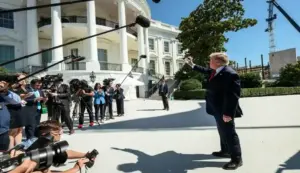 FOTOGRAFÍA. WASHINGTON (ESTADOS UNIDOS DE AMÉRICA, EEUU), 19 DE AGOSTO DE 2026. El presidente DE Estados Unidos de América (EEUU), Donald John Trump, muestra a los profesionales de los medios de comunicación el helipuerto de la Casa Blanca que se está construyendo en el jardín sur del Palacio de la Presidencia de EEUU. Lasvocesdelpueblo (Ñ Pueblo)