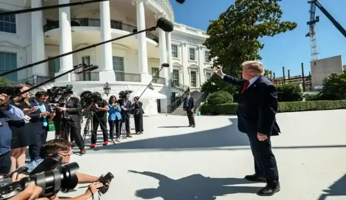 Trump Irán sólo tiene noticias falsas y voluntad de matar a sus manifestantes (1) FOTOGRAFÍA. WASHINGTON (ESTADOS UNIDOS DE AMÉRICA, EEUU), 19 DE AGOSTO DE 2026. El presidente DE Estados Unidos de América (EEUU), Donald John Trump, muestra a los profesionales de los medios de comunicación el helipuerto de la Casa Blanca que se está construyendo en el jardín sur del Palacio de la Presidencia de EEUU. Lasvocesdelpueblo (Ñ Pueblo)