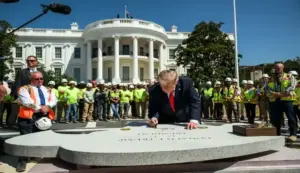 FOTOGRAFÍA. WASHINGTON (ESTADOS UNIDOS DE AMÉRICA, EEUU), 19 DE AGOSTO DE 2026. El presidente DE Estados Unidos de América (EEUU), Donald John Trump, muestra a los profesionales de los medios de comunicación el helipuerto de la Casa Blanca que se está construyendo en el jardín sur del Palacio de la Presidencia de EEUU. Lasvocesdelpueblo (Ñ Pueblo)