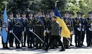 FOTOGRAFÍA. KIEV (UCRANIA), 23 DE AGOSTO DE 2026. El presidente de Ucrania, Volodímir Zelenski, asiste a la ceremonia de izado de la bandera nacional en Kiev, el 23 de agosto de 2026. Ucrania celebra el Día de la Bandera Nacional cada año el 23 de agosto. Efe