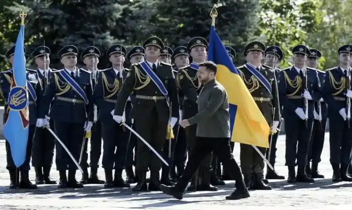 Ucrania celebra el Día de la Bandera en medio de continuos ataques rusos, Volodímir Zelenski, Kiev, Ucrania (1) FOTOGRAFÍA. KIEV (UCRANIA), 23 DE AGOSTO DE 2026. El presidente de Ucrania, Volodímir Zelenski, asiste a la ceremonia de izado de la bandera nacional en Kiev, el 23 de agosto de 2026. Ucrania celebra el Día de la Bandera Nacional cada año el 23 de agosto. Efe