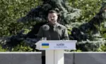FOTOGRAFÍA. KIEV (UCRANIA), 23 DE AGOSTO DE 2026. El presidente de Ucrania, Volodímir Zelenski, asiste a la ceremonia de izado de la bandera nacional en Kiev, el 23 de agosto de 2026. Ucrania celebra el Día de la Bandera Nacional cada año el 23 de agosto. Efe
