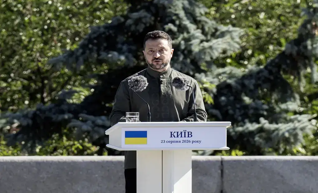 FOTOGRAFÍA. KIEV (UCRANIA), 23 DE AGOSTO DE 2026. El presidente de Ucrania, Volodímir Zelenski, asiste a la ceremonia de izado de la bandera nacional en Kiev, el 23 de agosto de 2026. Ucrania celebra el Día de la Bandera Nacional cada año el 23 de agosto. Efe