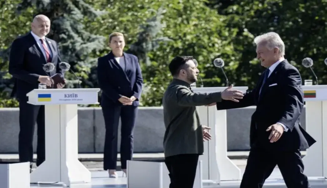 FOTOGRAFÍA. KIEV (UCRANIA), 23 DE AGOSTO DE 2026. El presidente de Ucrania, Volodímir Zelenski, da la bienvenida al presidente de Lituania, Gitanas Nausėda (dcha.), a la ceremonia de izado de la Bandera Nacional en Kiev, el 23 de agosto de 2026. Ucrania celebra el Día Nacional de la Bandera cada 23 de agosto. Efe
