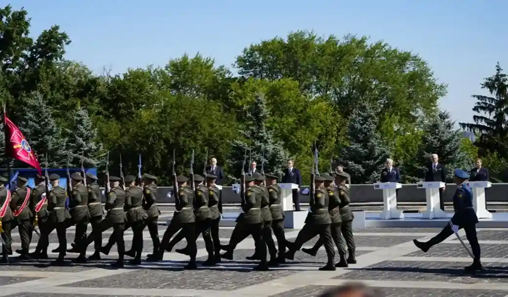 FOTOGRAFÍA. KIEV (UCRANIA), 23 DE AGOSTO DE 2026. Ucrania celebró este domingo el Día de la Bandera -en medio de la guerra y los continuos ataques rusos- en una ceremonia presidida por el presidente Volodímir Zelenski y a la que asistieron también líderes de los países bálticos y nórdicos. Efe