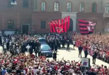 FOTOGRAFÍA. MILÁN (ITALIA), 04 DE AGOSTO DE 2026. Último adiós al legendario capitán del Milan Franco Baresi. Público agolpado a las afueras de la Basílica de San Ambrosio, en Milán, para despedir al excapitán del Milan, Franco Baresi, fallecido el 31 de julio a los 66 años. Efe