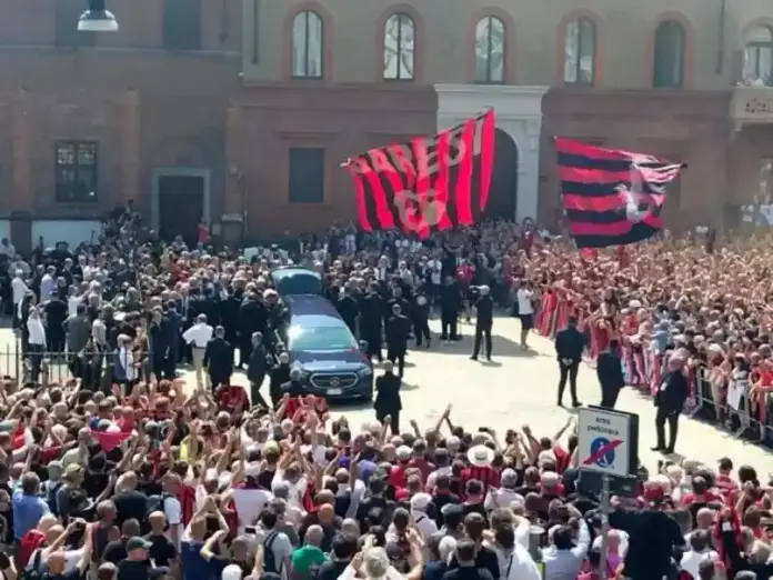 Último adiós al legendario capitán del Milan Franco Baresi (1) FOTOGRAFÍA. MILÁN (ITALIA), 04 DE AGOSTO DE 2026. Último adiós al legendario capitán del Milan Franco Baresi. Público agolpado a las afueras de la Basílica de San Ambrosio, en Milán, para despedir al excapitán del Milan, Franco Baresi, fallecido el 31 de julio a los 66 años. Efe