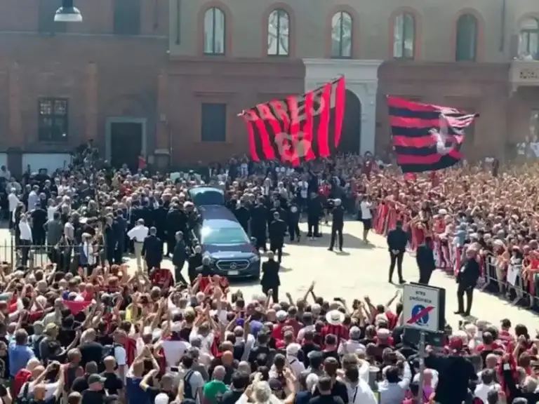 FOTOGRAFÍA. MILÁN (ITALIA), 04 DE AGOSTO DE 2026. Último adiós al legendario capitán del Milan Franco Baresi. Público agolpado a las afueras de la Basílica de San Ambrosio, en Milán, para despedir al excapitán del Milan, Franco Baresi, fallecido el 31 de julio a los 66 años. Efe