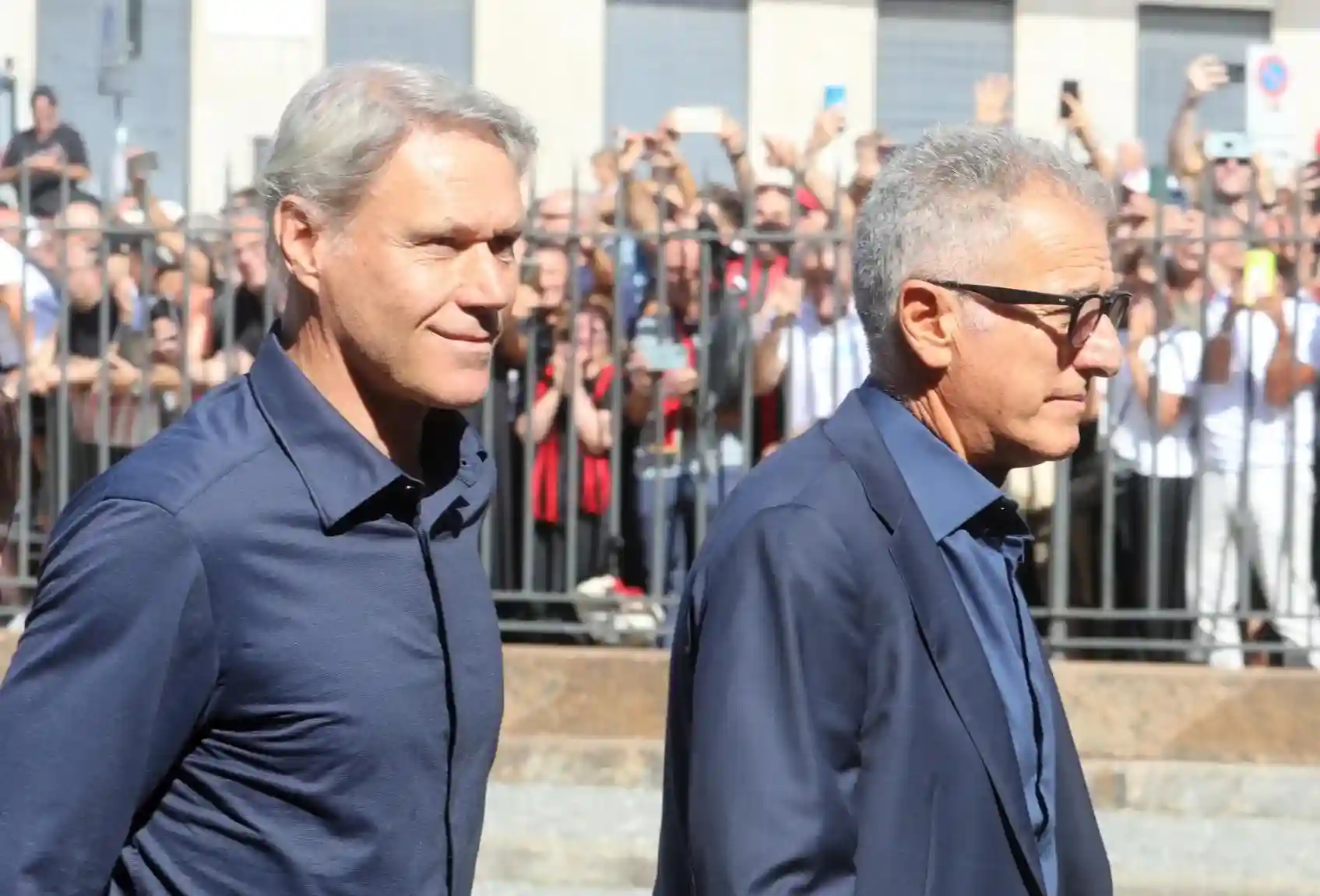 FOTOGRAFÍA. MILÁN (ITALIA), 04 DE AGOSTO DE 2026. Último adiós al legendario capitán del Milan Franco Baresi. El exfutbolista neerlandés Marco van Basten (i) y el exjugador italiano Mauro Tassotti llegan a la Basílica de San Ambrosio en Milán para el funeral de Franco Baresi, fallecido el 31 de julio a los 66 años. Efe