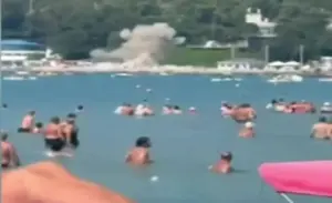 FOTOGRAFÍA. PLAYA DE ARJIPKI (DISTRITO DE GUELENDZHIK) REGIÓN DE KRASNODAR (RUSIA), 03 DE AGOSTO DE 2026. La explosión en una playa del sur de Rusia de un dron ucraniano derribado por las defensas antiaéreas de la Federación Rusa dejó este lunes seis muertos, tres de ellos niños, y medio centenar de heridos. Captura vídeo Efe/Lasvocesdelpueblo (Ñ Pueblo)