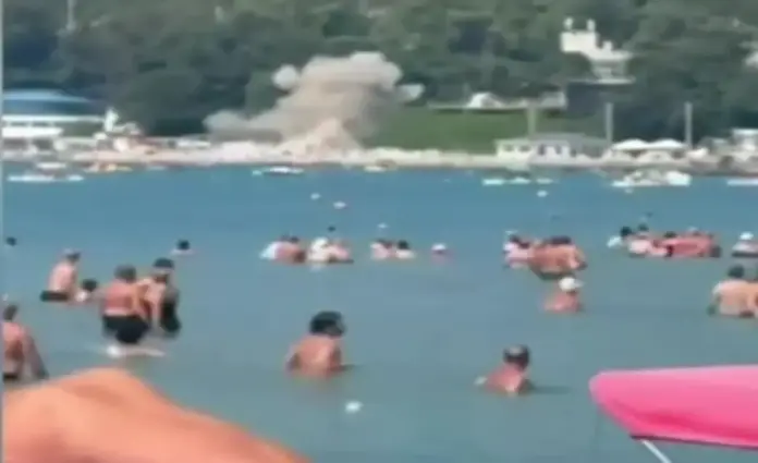 FOTOGRAFÍA. PLAYA DE ARJIPKI (DISTRITO DE GUELENDZHIK) REGIÓN DE KRASNODAR (RUSIA), 03 DE AGOSTO DE 2026. La explosión en una playa del sur de Rusia de un dron ucraniano derribado por las defensas antiaéreas de la Federación Rusa dejó este lunes seis muertos, tres de ellos niños, y medio centenar de heridos. Captura vídeo Efe/Lasvocesdelpueblo (Ñ Pueblo)