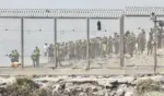FOTOGRAFÍA. PUNTO FRONTERIZO DEL ESPIGÓN DE LA PLAYA DEL TARAJAL (CASTILLEJOS) MARRUECOS CON CEUTA (ESPAÑA), 01 DE AGOSTO DE 2026. VOX: Los ceutíes tienen todo el derecho del mundo a defenderse. Fuerzas auxiliares de Marruecos impiden la llegada de ciudadanos marroquíes al espigón de la playa del Tarajal (Castillejos) Marruecos que separa Ceuta (España) de Castillejos (Marruecos), después de la invasión migratoria marroquí de la Ciudad Autónoma de Ceuta. Más de "69.000" marroquíes ya han retornado voluntariamente a Castillejos, según datos oficiales de las autoridades españolas este sábado y, además, la Ceuta sigue sin su normalidad dado que aún está ocupada por "miles" de inmigrantes marroquíes, aseguró el presidente del Gobierno de Ceuta, por el Partido PP, Juan Jesús Vivas Lara. Efe