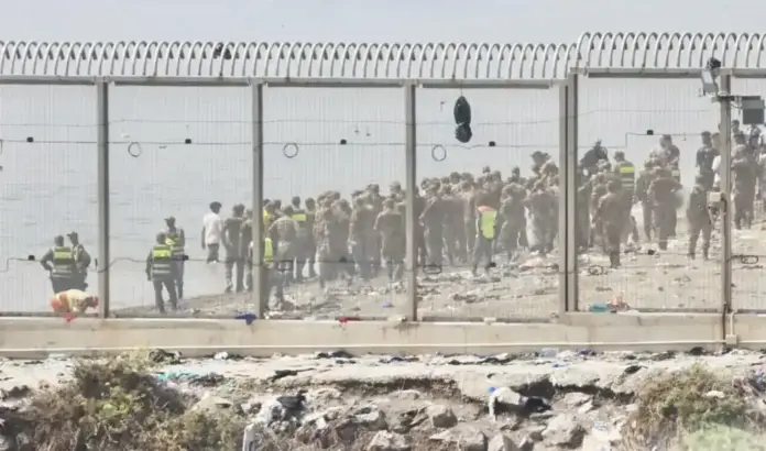 VOX Los ceutíes tienen todo el derecho del mundo a defenderse FOTOGRAFÍA. PUNTO FRONTERIZO DEL ESPIGÓN DE LA PLAYA DEL TARAJAL (CASTILLEJOS) MARRUECOS CON CEUTA (ESPAÑA), 01 DE AGOSTO DE 2026. VOX: Los ceutíes tienen todo el derecho del mundo a defenderse. Fuerzas auxiliares de Marruecos impiden la llegada de ciudadanos marroquíes al espigón de la playa del Tarajal (Castillejos) Marruecos que separa Ceuta (España) de Castillejos (Marruecos), después de la invasión migratoria marroquí de la Ciudad Autónoma de Ceuta. Más de "69.000" marroquíes ya han retornado voluntariamente a Castillejos, según datos oficiales de las autoridades españolas este sábado y, además, la Ceuta sigue sin su normalidad dado que aún está ocupada por "miles" de inmigrantes marroquíes, aseguró el presidente del Gobierno de Ceuta, por el Partido PP, Juan Jesús Vivas Lara. Efe