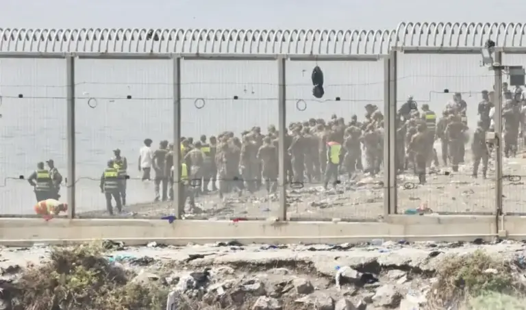 FOTOGRAFÍA. PUNTO FRONTERIZO DEL ESPIGÓN DE LA PLAYA DEL TARAJAL (CASTILLEJOS) MARRUECOS CON CEUTA (ESPAÑA), 01 DE AGOSTO DE 2026. VOX: Los ceutíes tienen todo el derecho del mundo a defenderse. Fuerzas auxiliares de Marruecos impiden la llegada de ciudadanos marroquíes al espigón de la playa del Tarajal (Castillejos) Marruecos que separa Ceuta (España) de Castillejos (Marruecos), después de la invasión migratoria marroquí de la Ciudad Autónoma de Ceuta. Más de "69.000" marroquíes ya han retornado voluntariamente a Castillejos, según datos oficiales de las autoridades españolas este sábado y, además, la Ceuta sigue sin su normalidad dado que aún está ocupada por "miles" de inmigrantes marroquíes, aseguró el presidente del Gobierno de Ceuta, por el Partido PP, Juan Jesús Vivas Lara. Efe