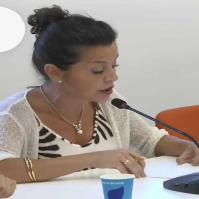 FOTOGRAFÍA. SAN JUAN DE ALICANTE (ALICANTE) COMUNIDAD VALENCIANA (ESPAÑA), 31 DE AGOSTO DE 2026. La portavoz del Grupo Municipal de VOX en San Juan de Alicante (Comunidad Valenciana), Gema Aleman Pérez, durante un Pleno municipal. Lasvocesdelpueblo (Ñ Pueblo)