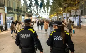 FOTOGRAFÍA. VILLAJOYOSA (ALICANTE) ESPAÑA, 17 DE AGOSTO DE 2026. VOX pide patrullas policiales de a pie en Villajoyosa ante creciente inseguridad. Detalle de una imagen de dos agentes del Cuerpo de la Policía Local de Villajoyosa, municipio de la provincia de Alicante, Comunidad Valenciana, España. Lasvocesdelpueblo (Ñ Pueblo)
