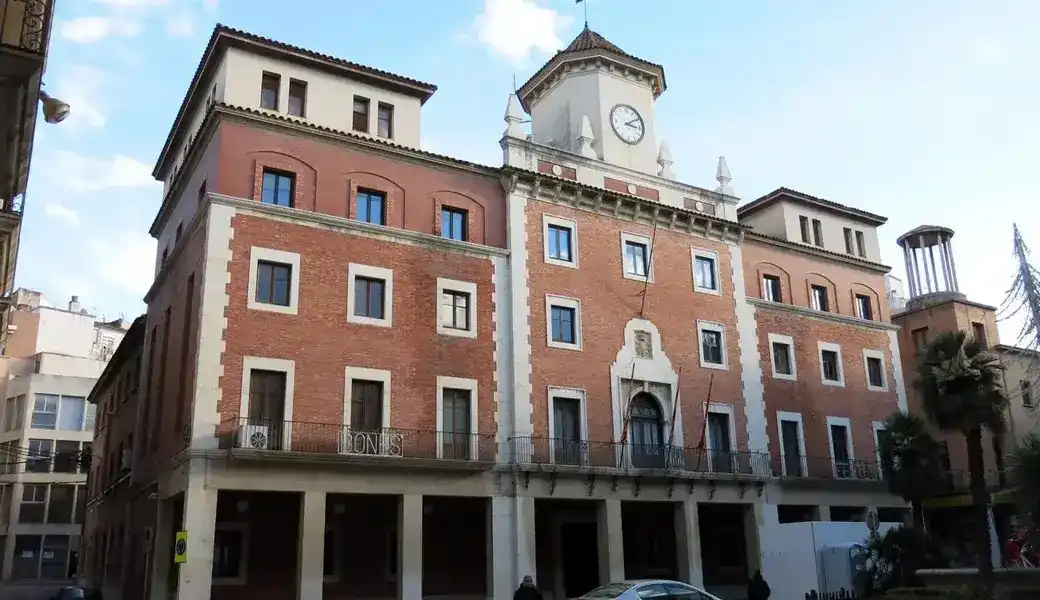 FOTOGRAFÍA. TORTOSA (TARRAGONA) ESPAÑA, 17 DE AGOSTO DE 2026.v. En la imagen, la fachada del Ayuntamiento de Tortosa, Tarragona (Cataluña) España. Lasvocesdelpueblo (Ñ Pueblo)