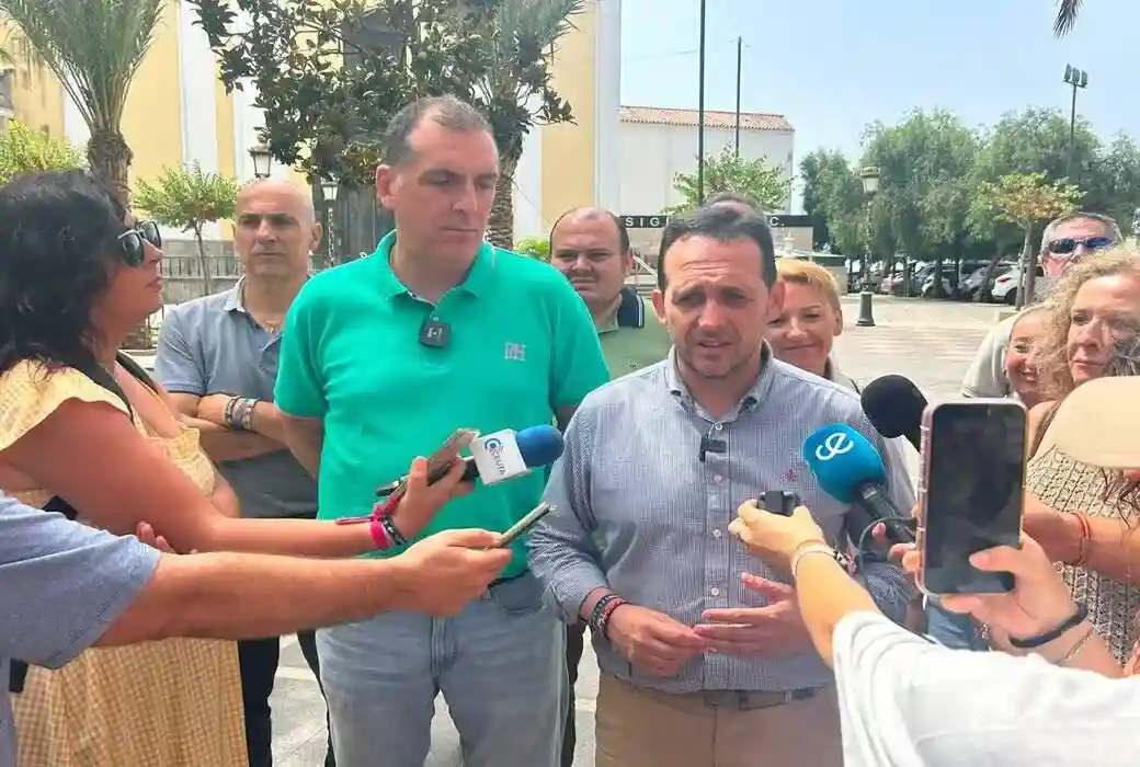 FOTOGRAFÍA. CEUTA (ESPAÑA), 01 DE AGOSTO DE 2026. Vázquez en Ceuta: Los españoles han sido abandonados a su suerte. El portavoz nacional en materia de Inmigración, Seguridad e Interior de VOX, Samuel Vázquez Álvarez; y el portavoz y presidente de VOX Ceuta, Juan Sergio Redondo; atiende a los medios de comunicación para abordar las consecuencias de la invasión migratoria que está sufriendo la ciudad autónoma española de Ceuta. Lasvocesdelpueblo (Ñ Pueblo)