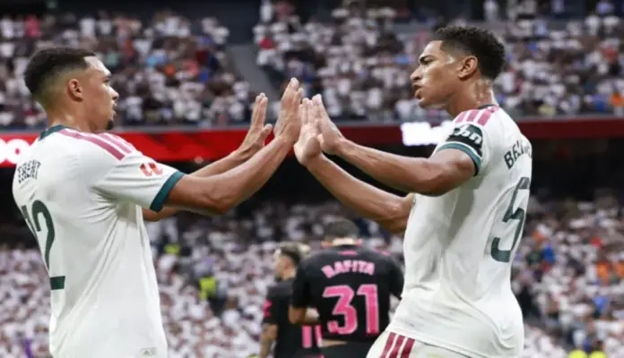 Victoria del Real Madrid ante ante un Málaga que vuelve al Bernabéu 8 años después 4-0 (1) FOTOGRAFÍA. MADRID (COMUNIDAD DE MADRID) ESPAÑA, 30 DE AGOSTO DE 2026. El centrocampista inglés del Real Madrid Jude Bellingham (d) celebra uno de sus goles con su compatriota Trent Alexander-Arnold durante el partido de LaLiga entre el Real Madrid y el Málaga, este domingo en el estadio Santiago Bernabéu. Efe