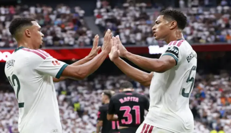 FOTOGRAFÍA. MADRID (COMUNIDAD DE MADRID) ESPAÑA, 30 DE AGOSTO DE 2026. El centrocampista inglés del Real Madrid Jude Bellingham (d) celebra uno de sus goles con su compatriota Trent Alexander-Arnold durante el partido de LaLiga entre el Real Madrid y el Málaga, este domingo en el estadio Santiago Bernabéu. Efe