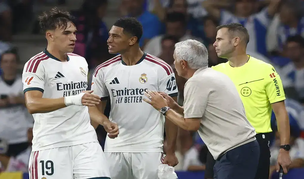 FOTOGRAFÍA. CORNELLÁ DE LLOBREGAT (BARCELONA) ESPAÑA, 22 DE AGOSTO DE 2026. El delantero del Real Madrid Carlos Espí (i) conversa con el entrenador Jose Mourinho (2-d) tras marcar el 1-2, durante el partido de LaLiga de fútbol que RCD Espanyol y Real Madrid disputaron en el RCDE Stadium, en Barcelona. Efe