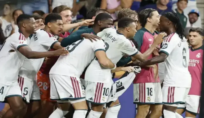 FOTOGRAFÍA. CORNELLÁ DE LLOBREGAT (BARCELONA) ESPAÑA, 22 DE AGOSTO DE 2026. Los jugadores del Real Madrid celebran el 1-2, durante el partido de La Liga de fútbol que RCD Espanyol y Real Madrid disputaron en el RCDE Stadium, en Barcelona. Efe