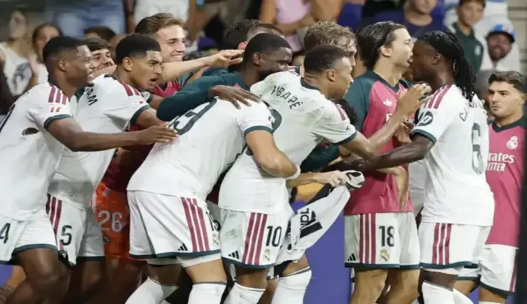 FOTOGRAFÍA. CORNELLÁ DE LLOBREGAT (BARCELONA) ESPAÑA, 22 DE AGOSTO DE 2026. Los jugadores del Real Madrid celebran el 1-2, durante el partido de La Liga de fútbol que RCD Espanyol y Real Madrid disputaron en el RCDE Stadium, en Barcelona. Efe
