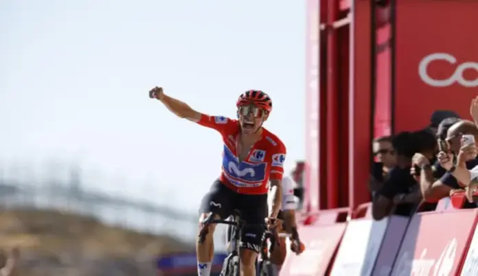 Vuelta a España Enric Mas Nicolau comprueba que el maillot rojo da alas (1) FOTOGRAFÍA. VILLAJOYOSA/ALTO DE AITANA (ALICANTE) COMUNIDAD VALENCIANA (ESPAÑA), 30 DE AGOSTO DE 2026. El ciclista español del Movistar Enric Mas Nicolau celebra su victoria tras la novena etapa de La Vuelta a España, este domingo. La etapa de 187.4 km discurre entre Villajoyosa y Alto de Aitana. Efe