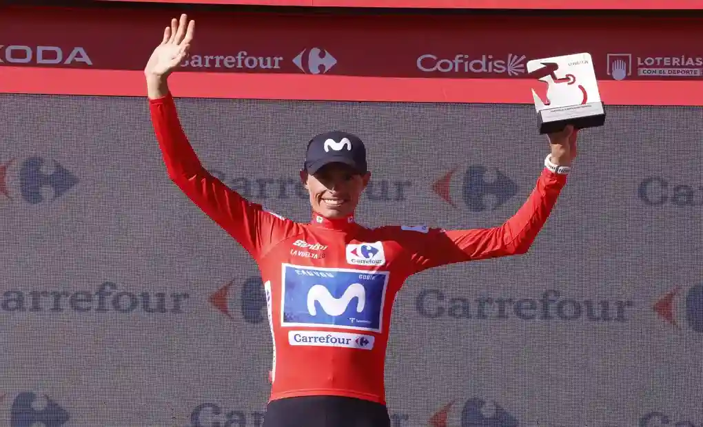 FOTOGRAFÍA. VILLAJOYOSA/ALTO DE AITANA (ALICANTE) COMUNIDAD VALENCIANA (ESPAÑA), 30 DE AGOSTO DE 2026. El ciclista español del Movistar Enric Mas Nicolau en el podio con el maillot de líder de la clasificación general tras la novena etapa de La Vuelta a España, este domingo. La etapa de 187.4 km discurre entre Villajoyosa y Alto de Aitana. Efe