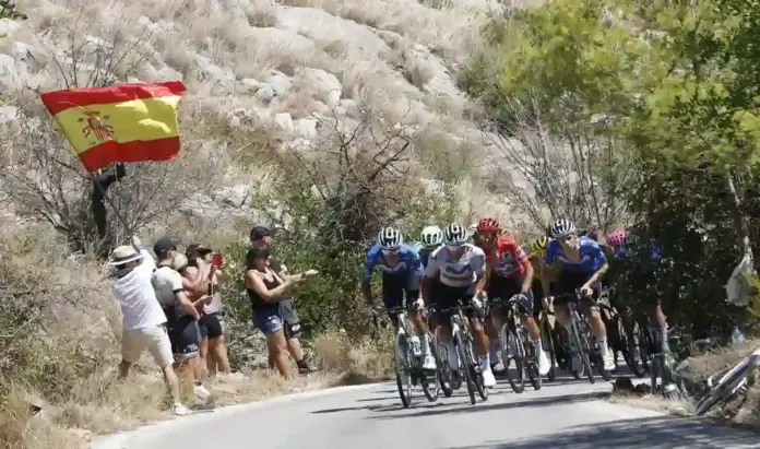 Vuelta a España Triunfo de Enric Mas Nicolau entre Villajoyosa y Alto de Aitana FOTOGRAFÍA. VILLAJOYOSA/ALTO DE AITANA (ALICANTE) COMUNIDAD VALENCIANA (ESPAÑA), 30 DE AGOSTO DE 2026. El ciclista Enric Mas Nicolau se impone en la cima de Aitana y refuerza el maillot rojo. El pelotón durante la novena etapa de La Vuelta a España, este domingo. La etapa de 187.4 km discurre entre Villajoyosa y Alto de Aitana. Efe